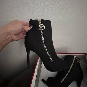 🖤 Guess 🖤 Black Ankle Boots with Gold Zipper